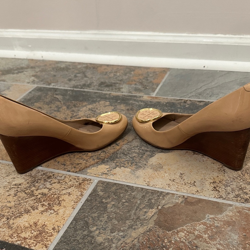 Tory Burch Beige Patent Leather Wedges size 7.5 - Picture 6 of 8